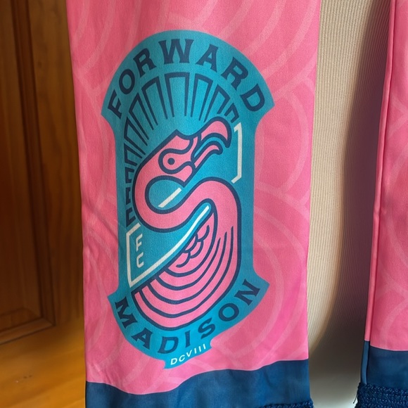 Pretty Firm on Price! University of Wisconsin Madison Forward FC Flamingo Scarf - Picture 4 of 8